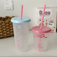 ストロー付きドリンクカップ