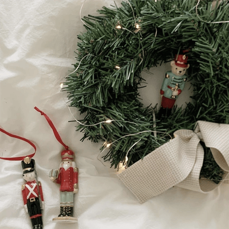 LEDライトのクリスマスリボンリース