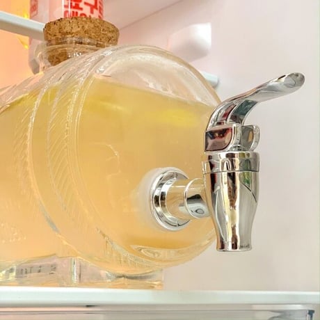 ガラスとウッドのドリンクサーバー