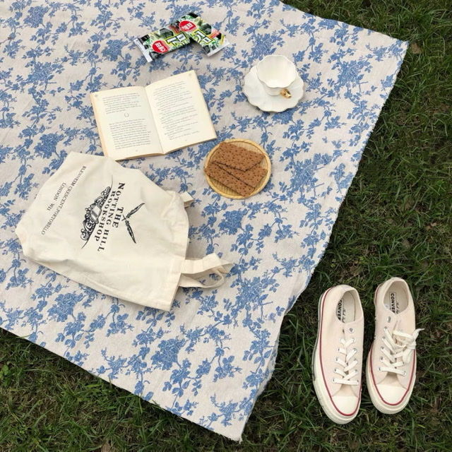 青い花柄刺繍 大判テーブルセンター 綺麗なブルー系の花柄刺繍のテーブルセンター - メルカリ