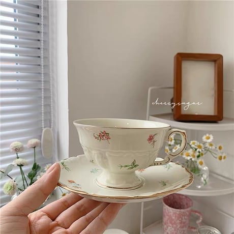 レトロな水彩フラワーのカップ&ソーサー