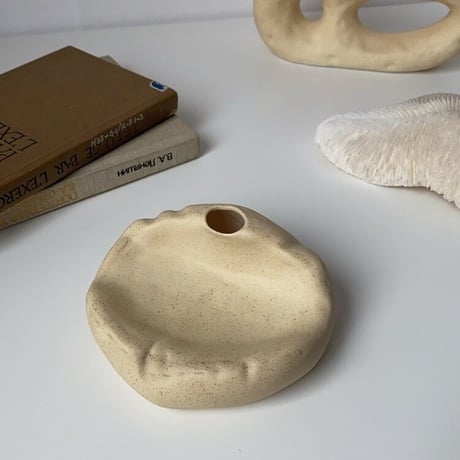 陶器のベージュオブジェ