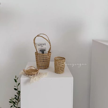 麦わらの小さなバスケット