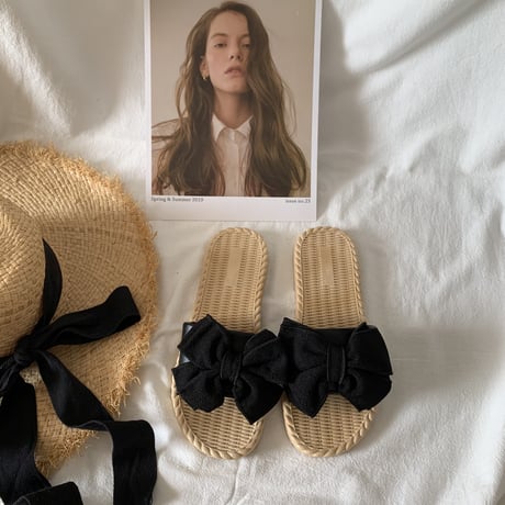 モノトーンなフレンチリボンサンダル