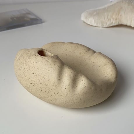 陶器のベージュオブジェ