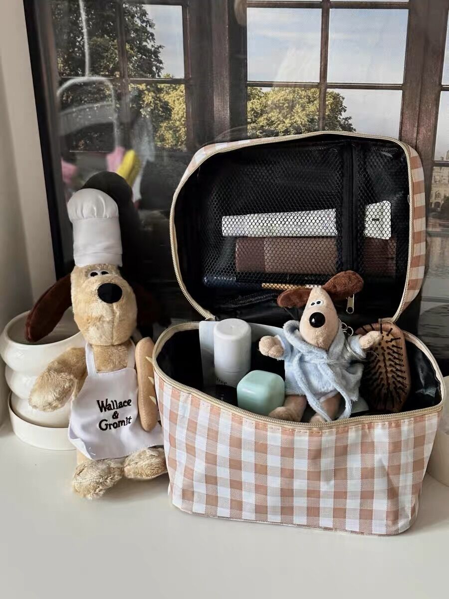 ベージュのギンガムチェック防水バニティーポーチ | Cherry Sugar