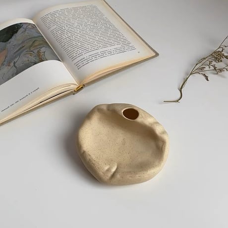 陶器のベージュオブジェ