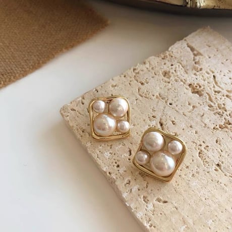 ニュアンススクエアゴールドパールピアス