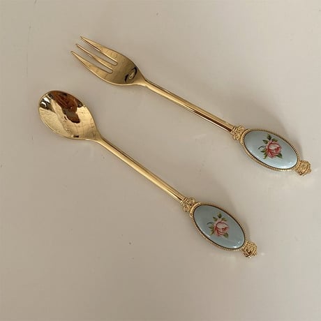 アンティークゴールドのブルーカメオ カトラリー