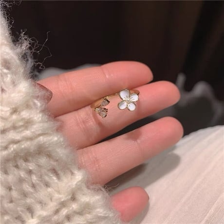 ホワイトフラワーとビジューのリング