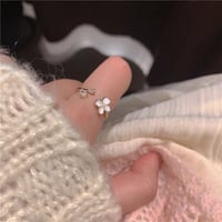 ホワイトフラワーとビジューのリング