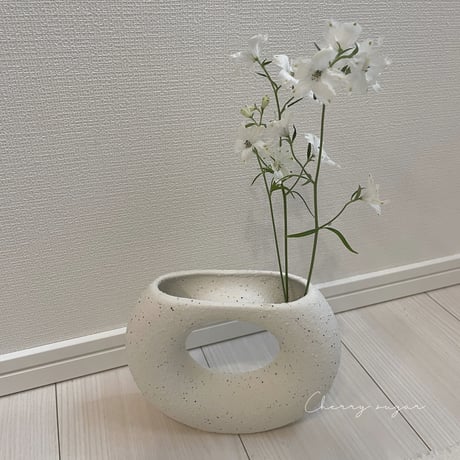 陶器のモダンフラワーベース