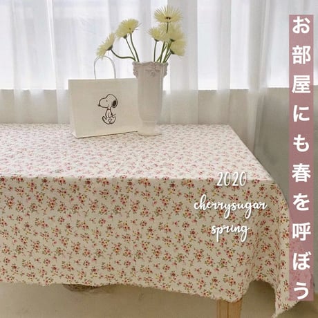 ピンクの小花柄のテーブルクロス