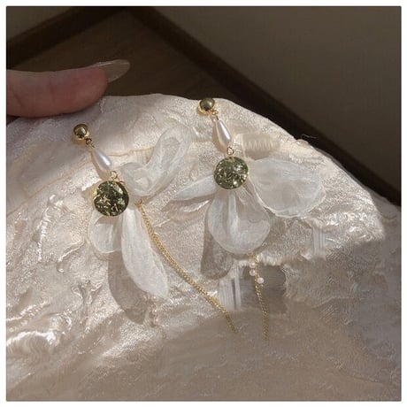 ボリュームフラワーピアス