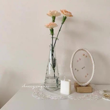 しずくの透明なフラワーベース