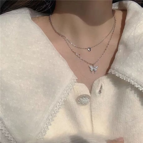 二つの蝶々のネックレス