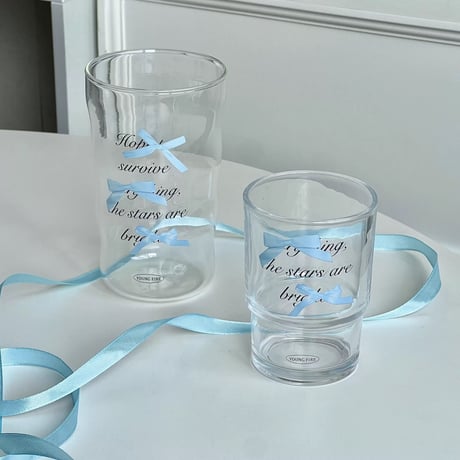 水色リボンの英字グラス
