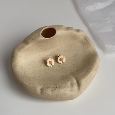 陶器のベージュオブジェ