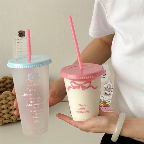 ストロー付きドリンクカップ