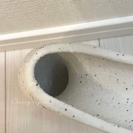 陶器のモダンフラワーベース