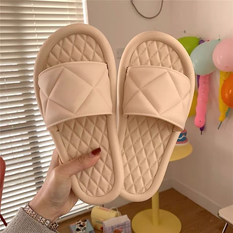 ダイヤカットのルームシューズ