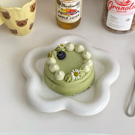 白いモチーフデザインのプレート