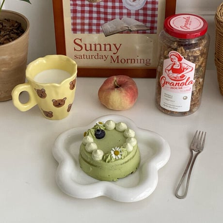 白いモチーフデザインのプレート