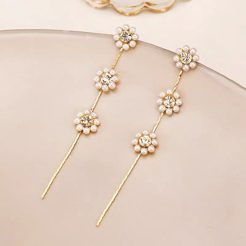 薔薇ビジュー♡じゃらじゃらピアス/イヤリング✩*¨ 即納】フラワーパールのゆらゆらビジュー ピアス/イヤリング の
