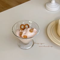 シンプルなガラスのデザートカップ