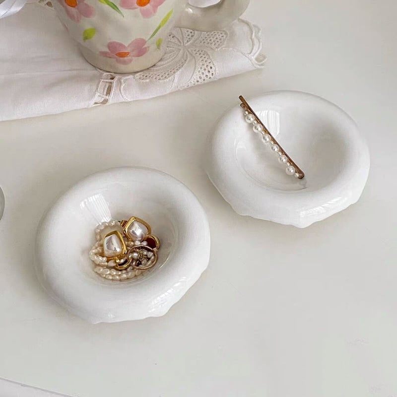 白くてまるいフォルムの陶器皿 | Cherry Sugar 白くてまるいフォルムの陶器皿 | Cherry Sugar