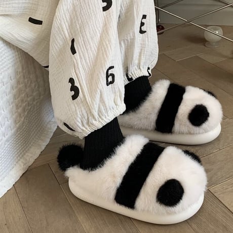 ふわふわパンダのルームシューズ