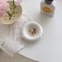 白くてまるいフォルムの陶器皿