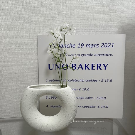 陶器のモダンフラワーベース