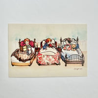 Three kids in beds ポストカード （ベッドの中）