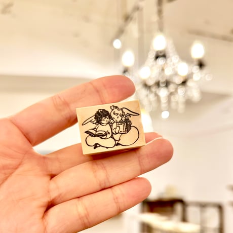 "Two Angels Reading Books” Stamp （No.228  本を読む二人の天使 ハンコ）