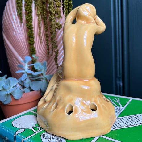 YELLOW CERAMIC NUDE WOMAN FLOWER FROG (1点物)