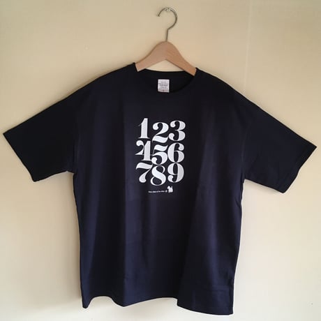 ゆったりシルエットTシャツ-タイポグラフィ