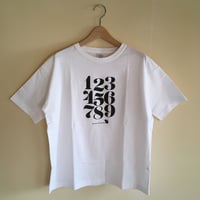 ゆったりシルエットTシャツ-タイポグラフィ