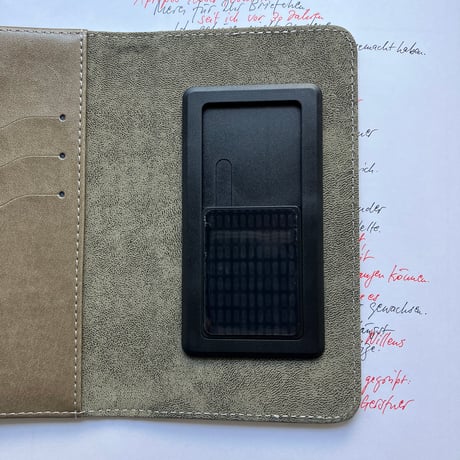 ベルト無し白ワンコ2人ギンガムチェック 手帳型 iPhone /android版はカメラ穴無し