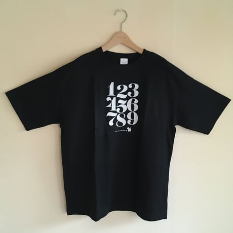 ゆったりシルエットTシャツ-タイポグラフィ