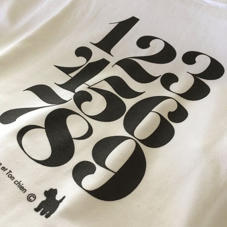 ゆったりシルエットTシャツ-タイポグラフィ