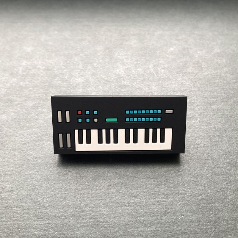 ピンバッジ】シンセ ラバーピンバッジ／ 01：FM SYNTHESIZER | アオイ