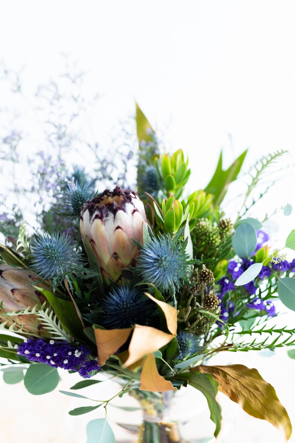 キングプロテアとワイルドフラワーたちのブーケとブートニアセット