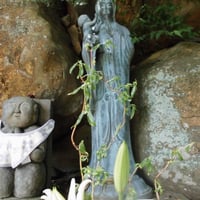 Ⅰ、水子御供養　丁寧に御経を上げ奉ります。御経により綺麗な躰にしてあげ、仏様にお預けいたします。水子は先祖の生まれ変わりのことも多いので一緒にご先祖供養も致します。御供養料は一躰につきまして