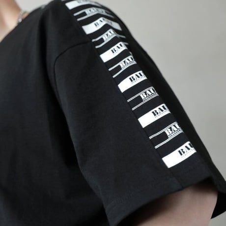 『BAUST』  ラベルモチーフスカルショートスリーブ Tシャツ (Black)