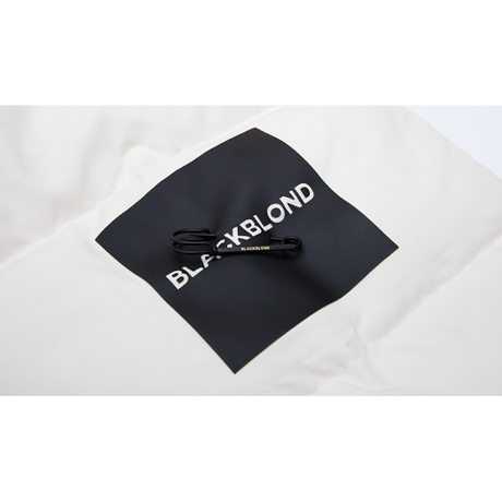 『BLACKBLOND』 　ロゴパッチショートダックダウンジャケット (White)