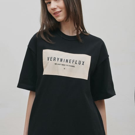 『Verynineflux』 パッチリバース Tシャツ (Black)