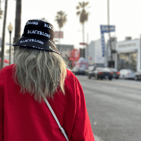 『BLACKBLOND』 　グラフィティロゴリバーシブルプレートバケットハット (Black)
