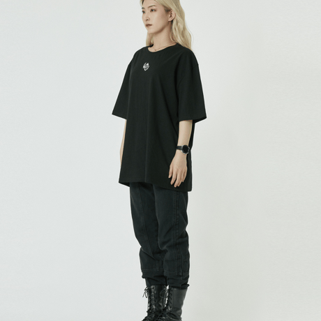 『CORUNU』  ブロークンロゴショートスリーブ Tシャツ (Black)