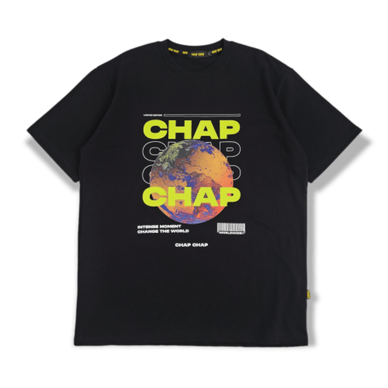 CHAP CHAP』 アースチャップロゴ Tシャツ (Black) | 6LJStore